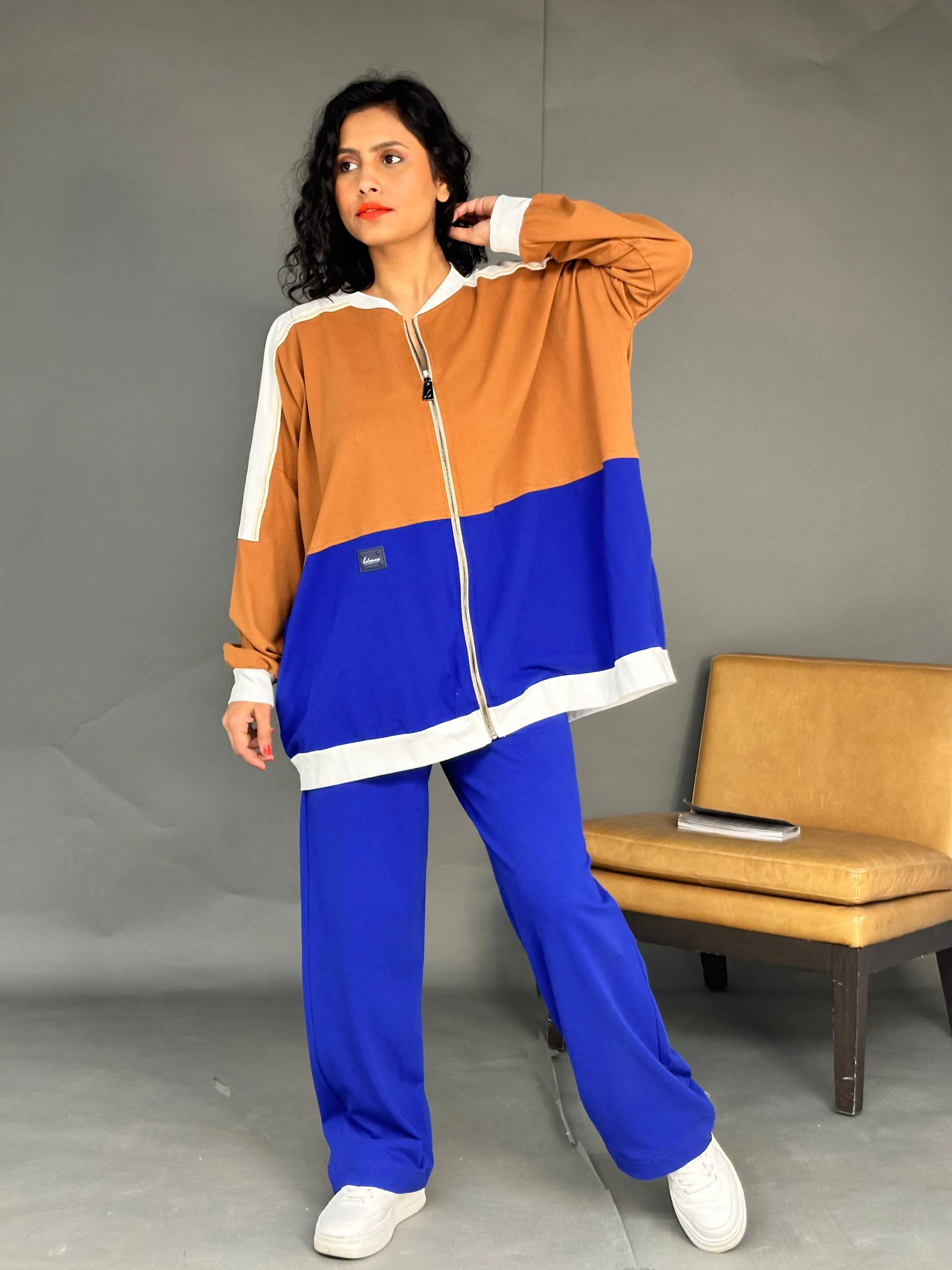 Contrast style with front zipper and shoulder lace design full sleeves, elastic waist straight pants Activewear 3985 - ملابس رياضية